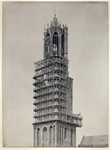 222173 Afbeelding van de steiger aan de westelijke zijde van het tweede vierkant van de Domtoren (Domplein) te Utrecht, ...